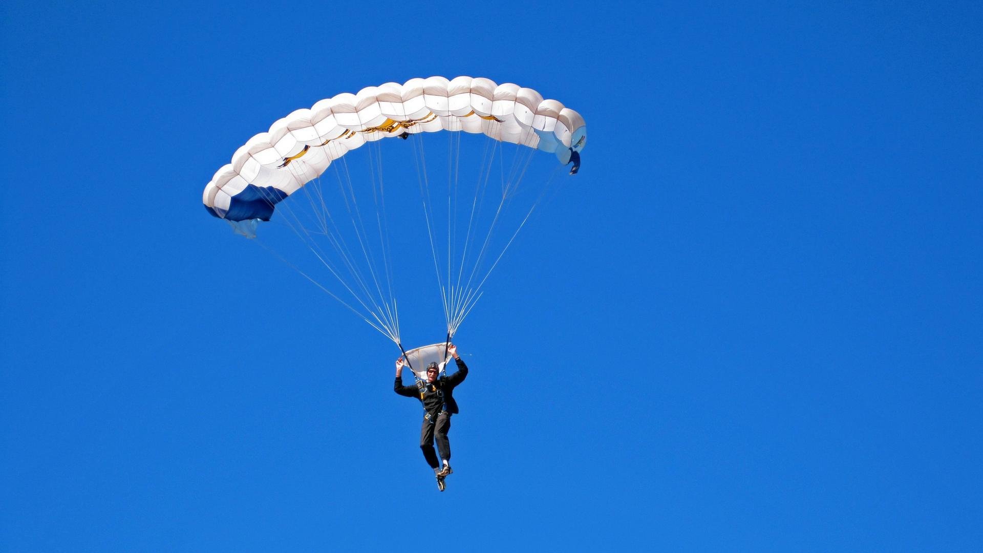 米兰体育app-麦克沃伊冲刺阶段完美爆发，麦克沃德